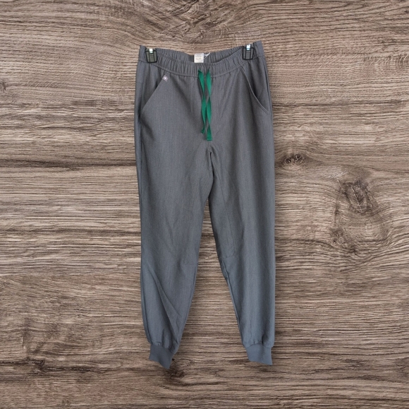 Figs Scrub Set Leon Three-Pocket Scrub Top Small And Nwt Tansen Joggers Size Xs - Picture 8 of 10